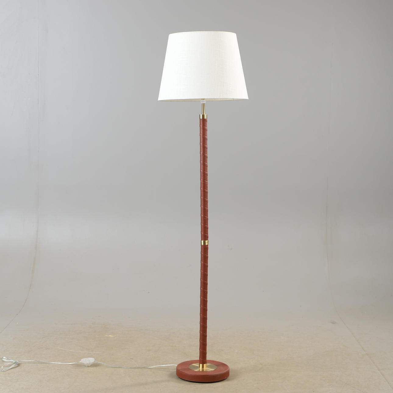 FLOOR LAMP, brass/artificial leather, Mio.