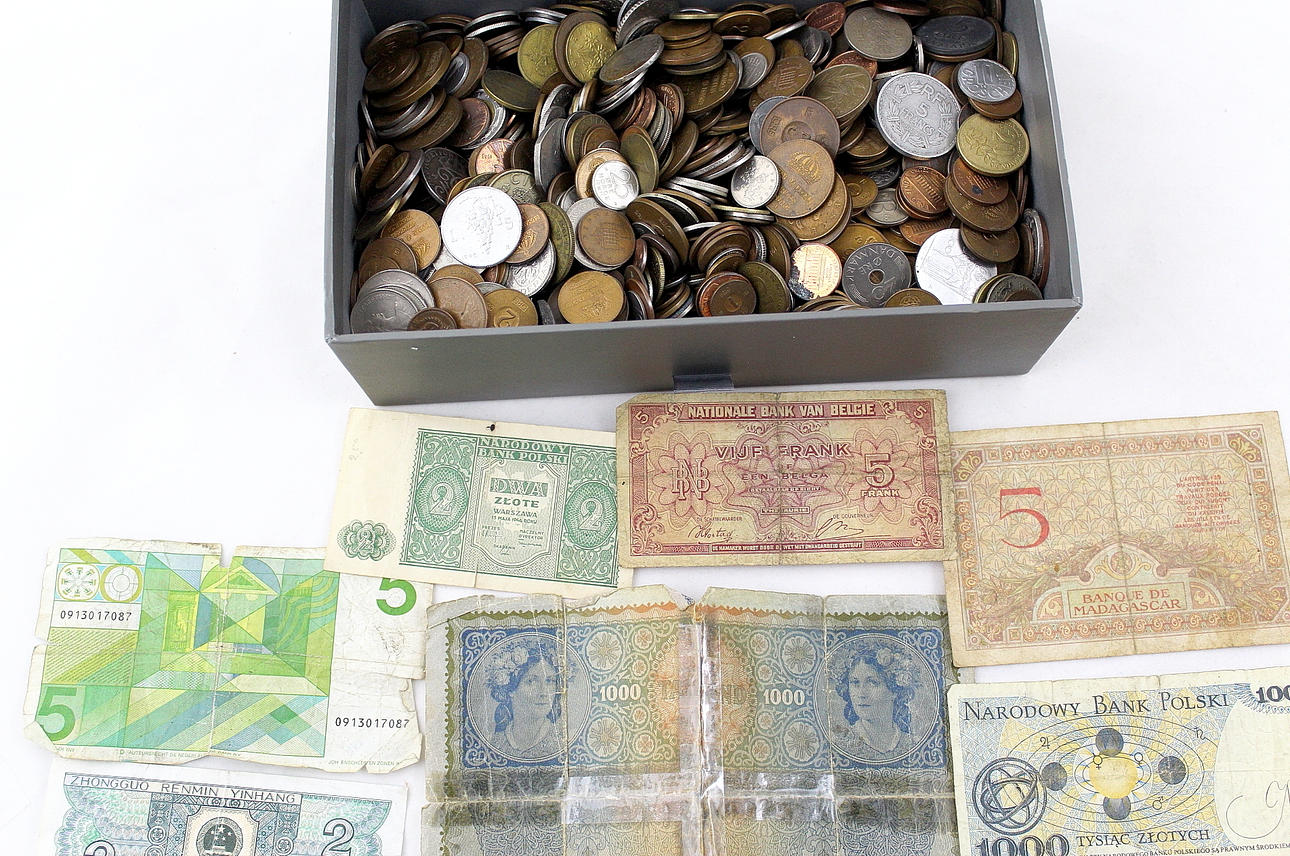 MYNT och SEDLAR, svenska och utländska, ca 5 kilo.