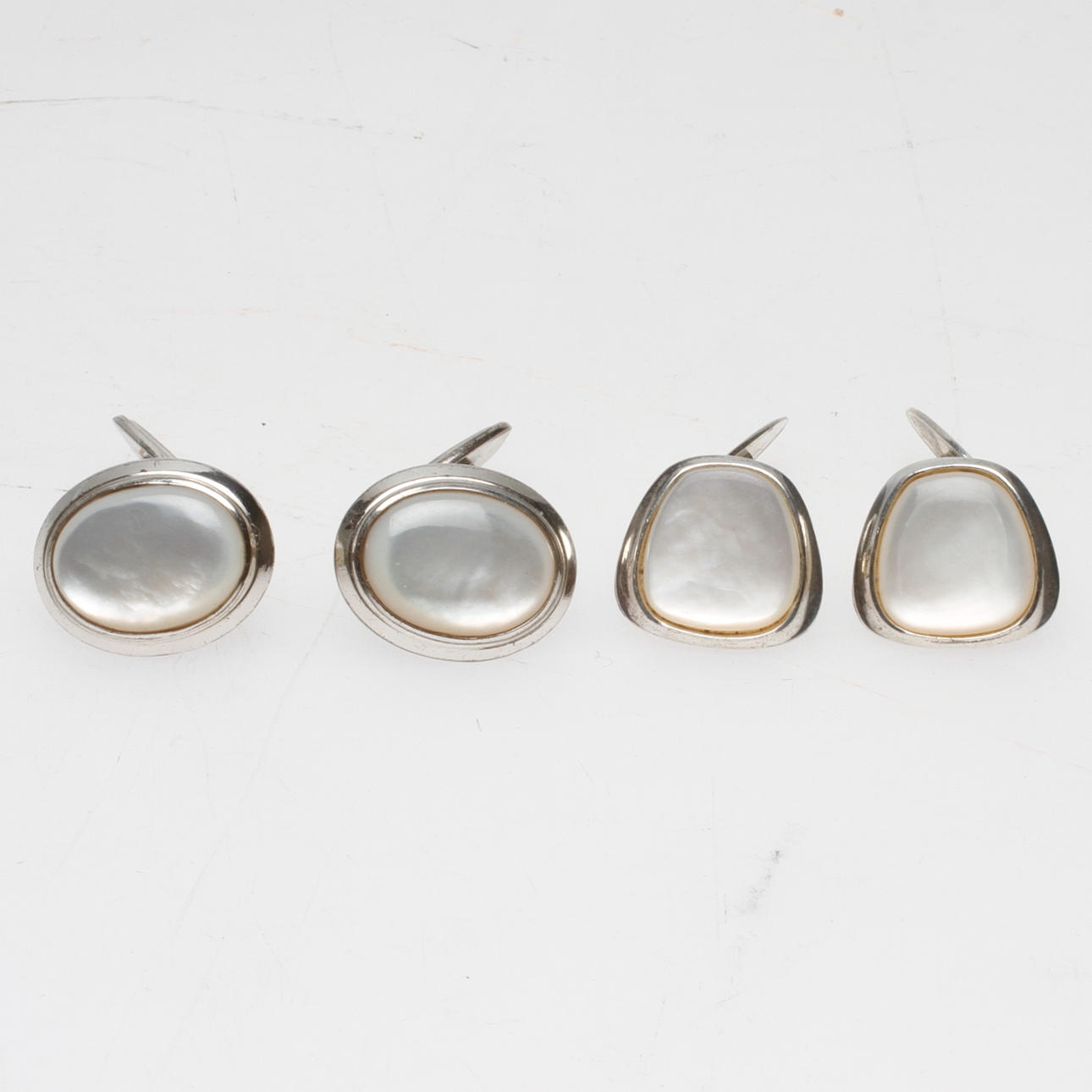 MANSCHETTKNAPPAR, 2 par, silver med pärlemor.