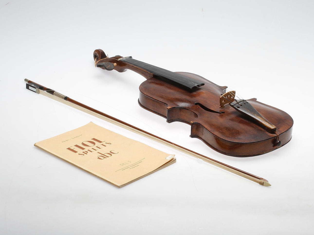 FIOL med STRÅKE, signerad KA Palmqvist 1951.