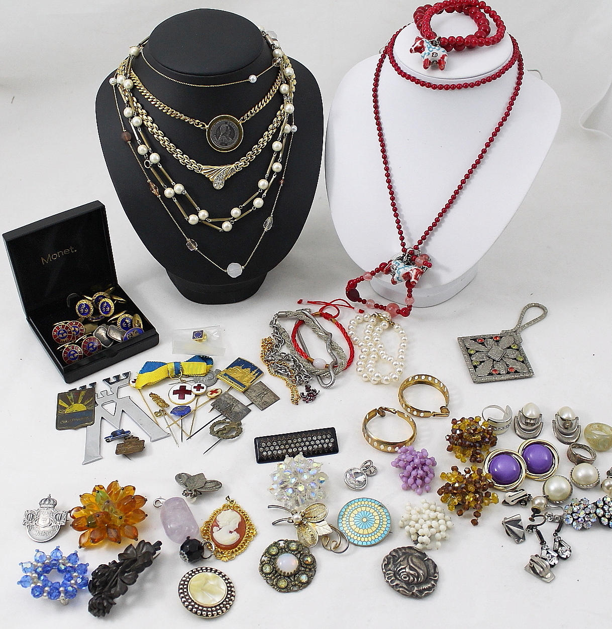 BIJOTERIER, blandade smycken.