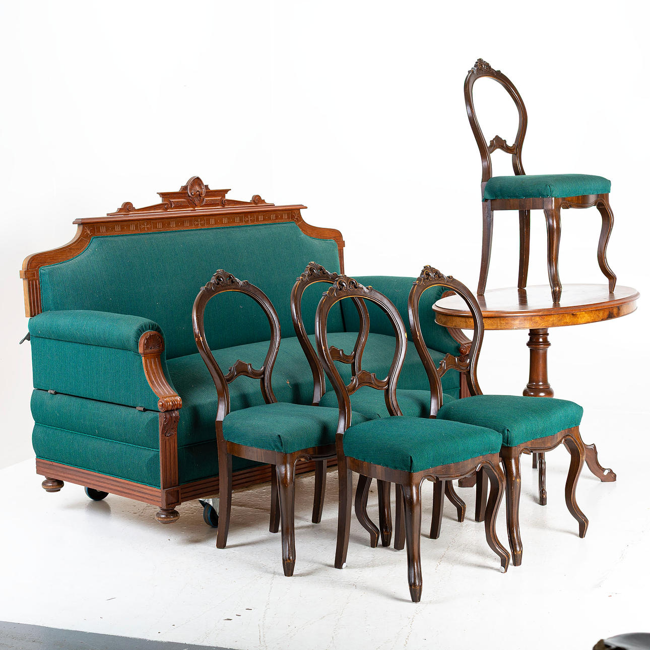 A 7-piece lounge group, 18th/20th century.