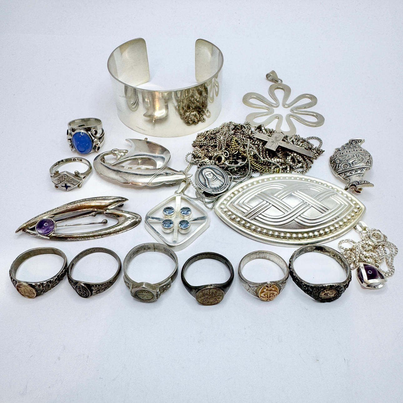 Sæt med vintage sølvsmykker.