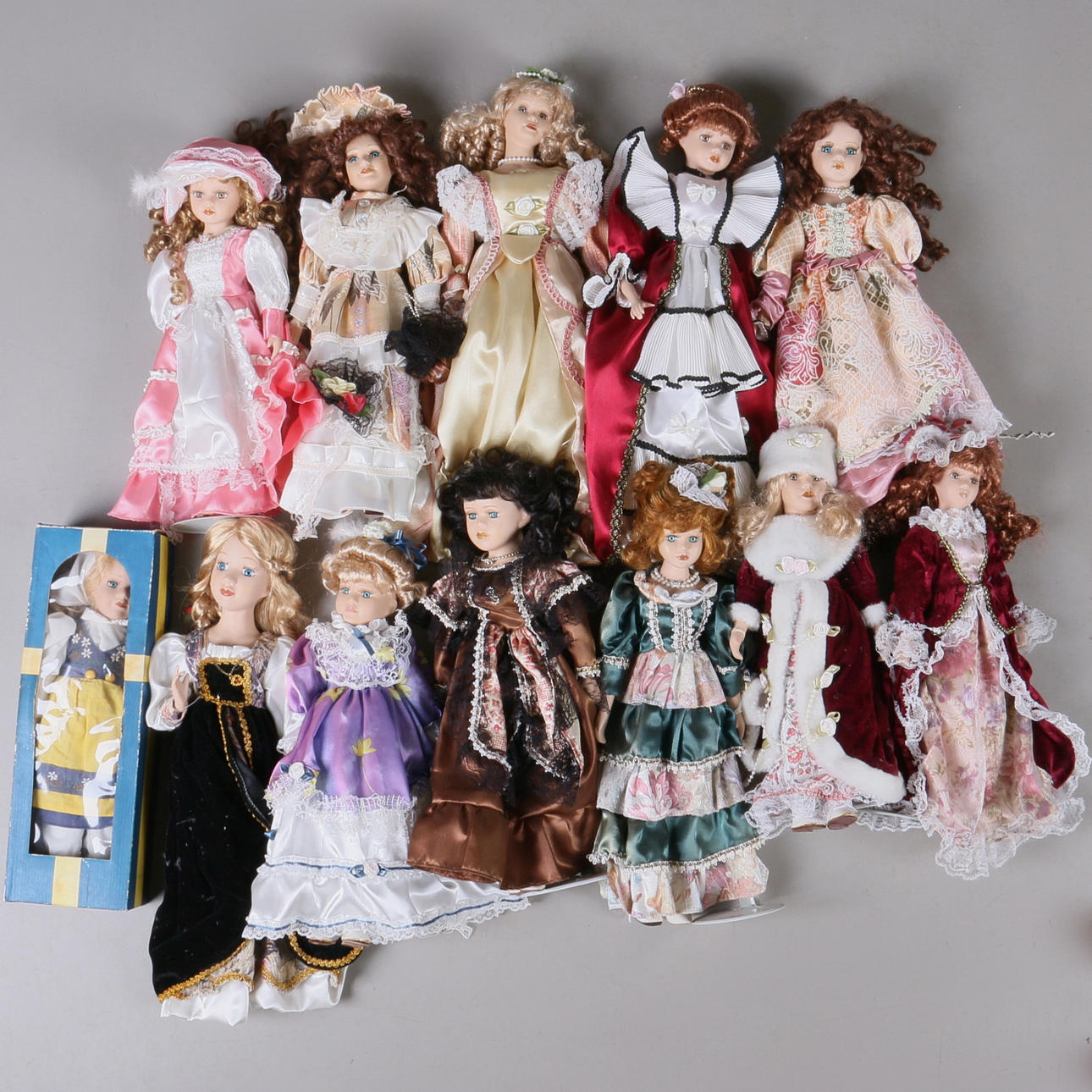 DOCKOR, 12 st. Porslinshuvud, händer och fötter, 1900-tal.