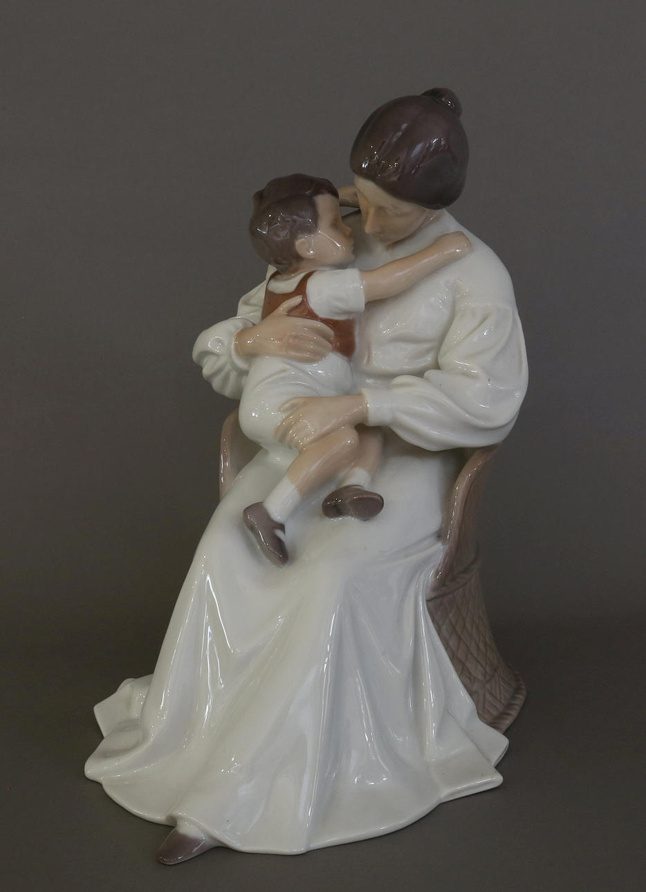 IRMGARD PLOCKROSS IRMINGER). PORSLINSFIGUR ”MUTTERLIEBE”, BING & GRÖNDAHL DANMARK.