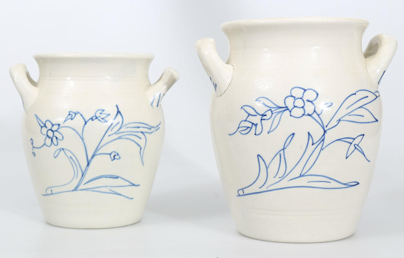 KRUS MED HÄNKLAR, flintgods, 2 stycken, Rörstrand.