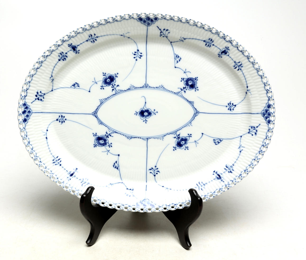 Ein Servierteller, Royal Danish, Musselmalet, Vollblond.