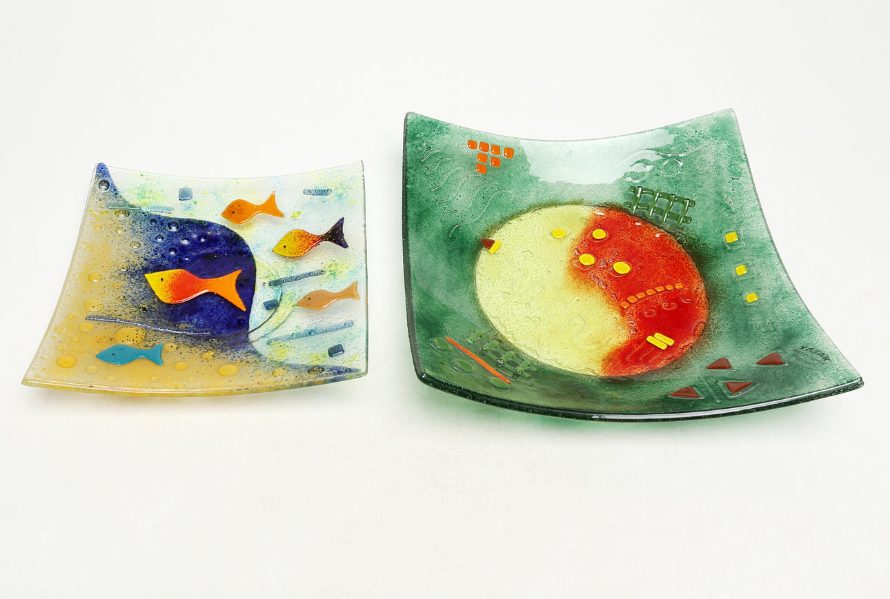 A bowl plate, 2 pcs, glass.