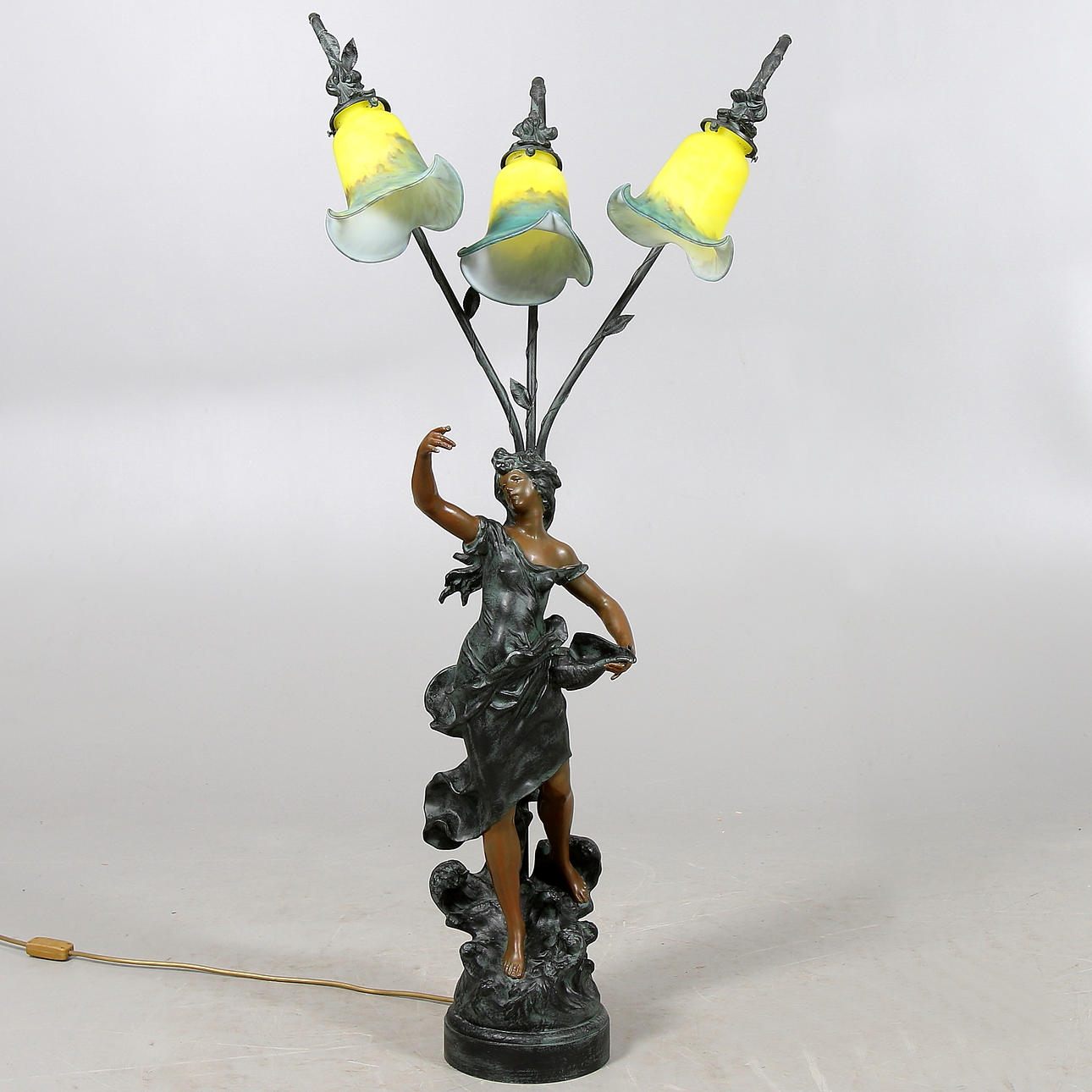 GOLVLAMPA / BORDSLAMPA, patinerad metall och glas, jugendstil, 1900-tal.