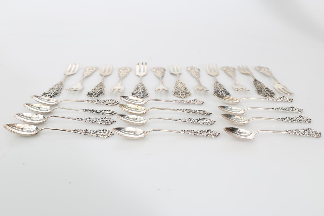 BAKELSEGAFFLAR OCH MOCKASKEDAR, silver, 24 delar, 290,6 gram.