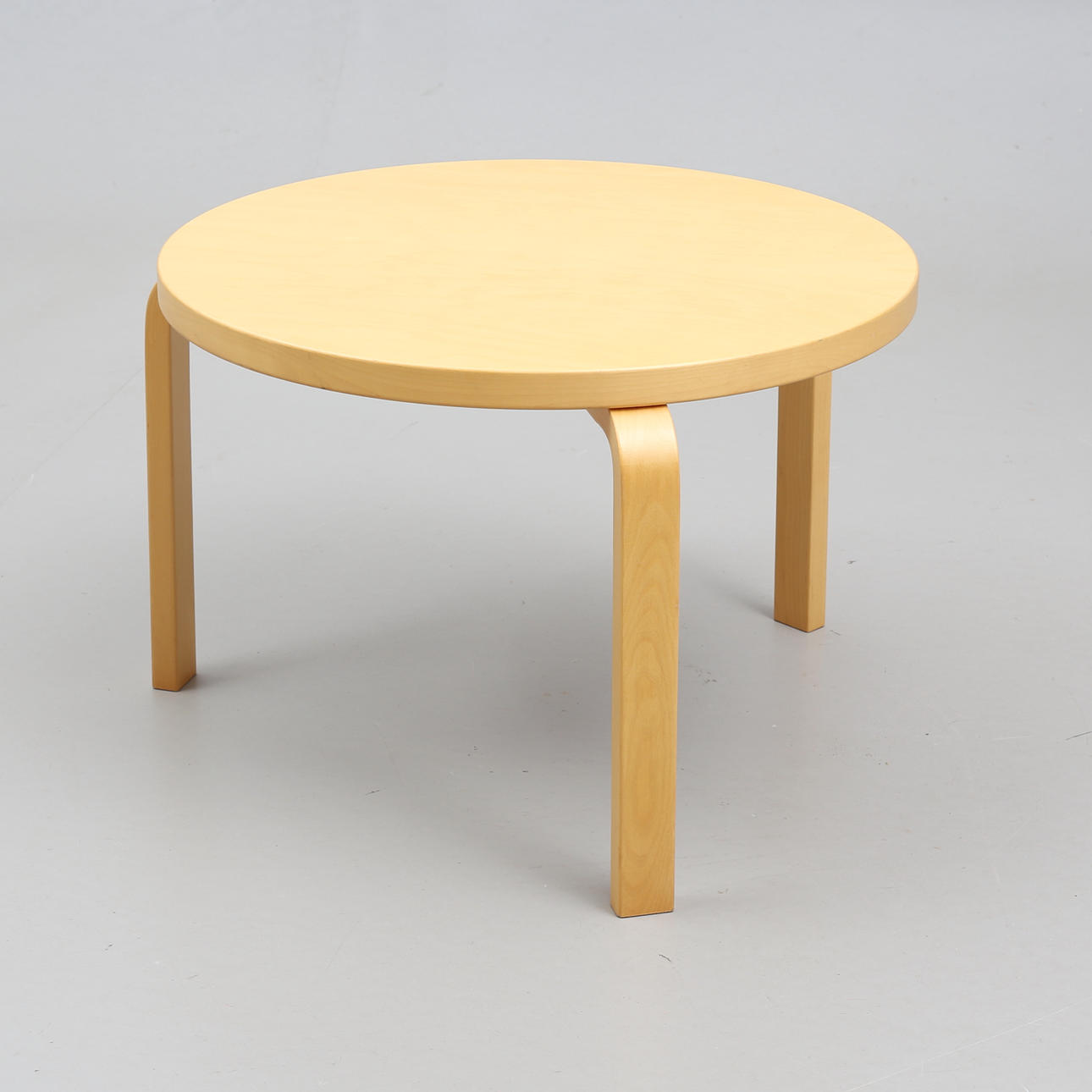 ALVAR AALTO. Ein Kaffeetisch, „Artek“, Finnland, 2004.