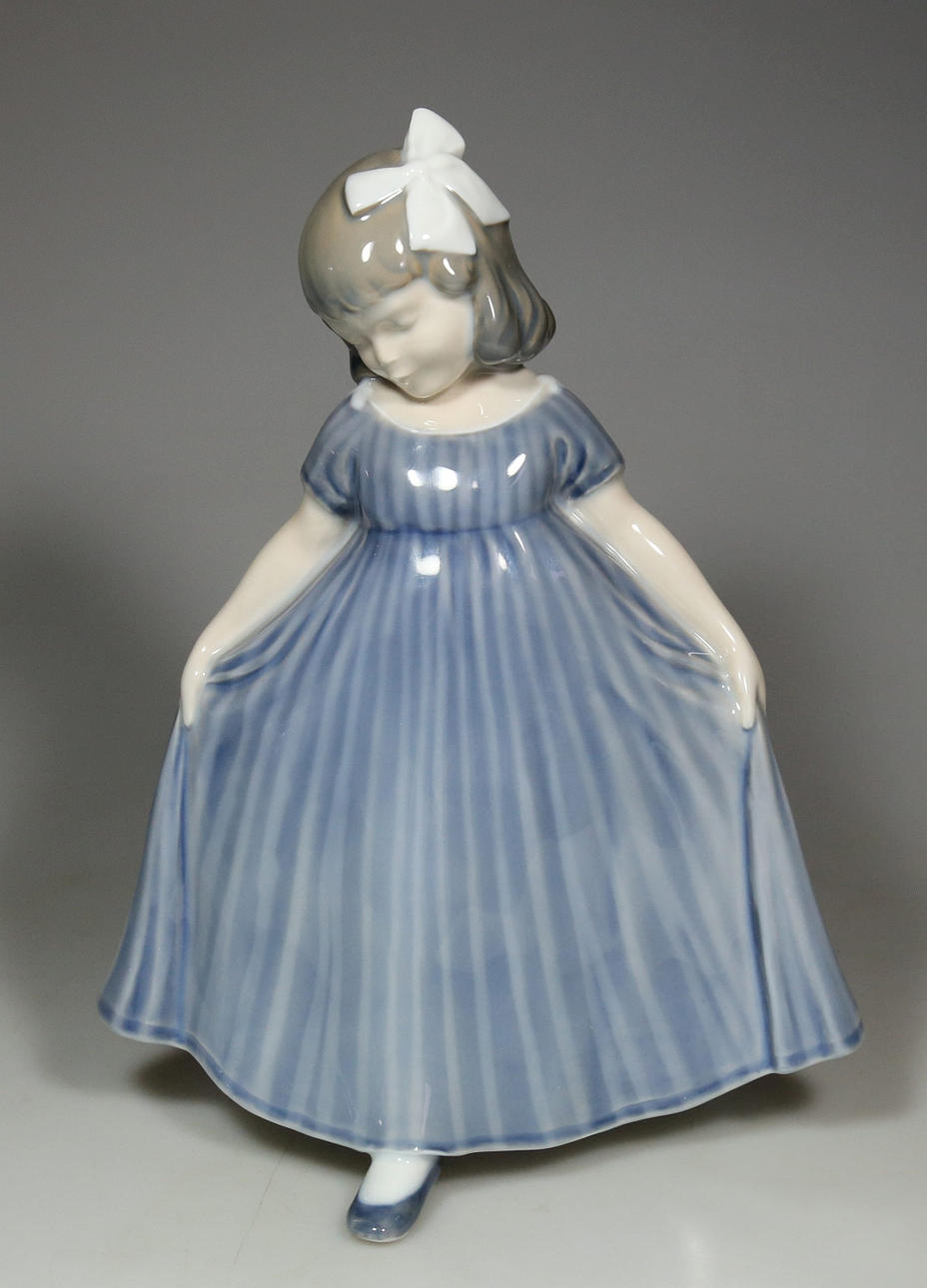 VILHELM WALDORFF. PORSLIN STATYETT ”LILLA DANSARE”, KUNGLIGA KÖPENHAMN.