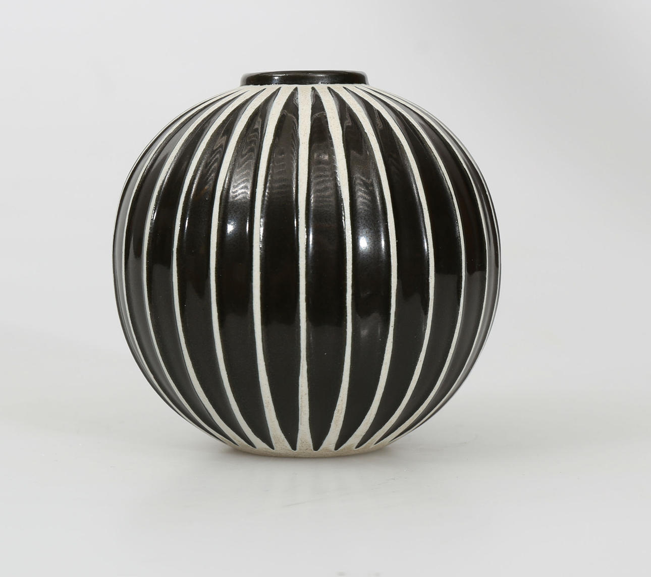 STIG LINDBERG. Vas, flintgods, "Domino", Gustavsberg.