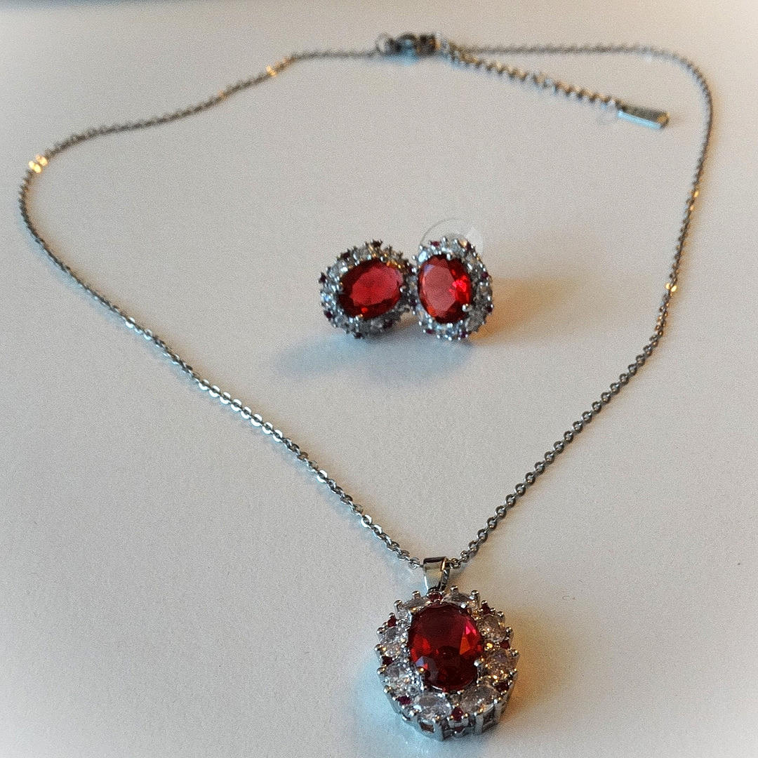 MODESCHMUCK: KETTE MIT OHRSTECKER, Glanzsteine, rot, silber-farben.