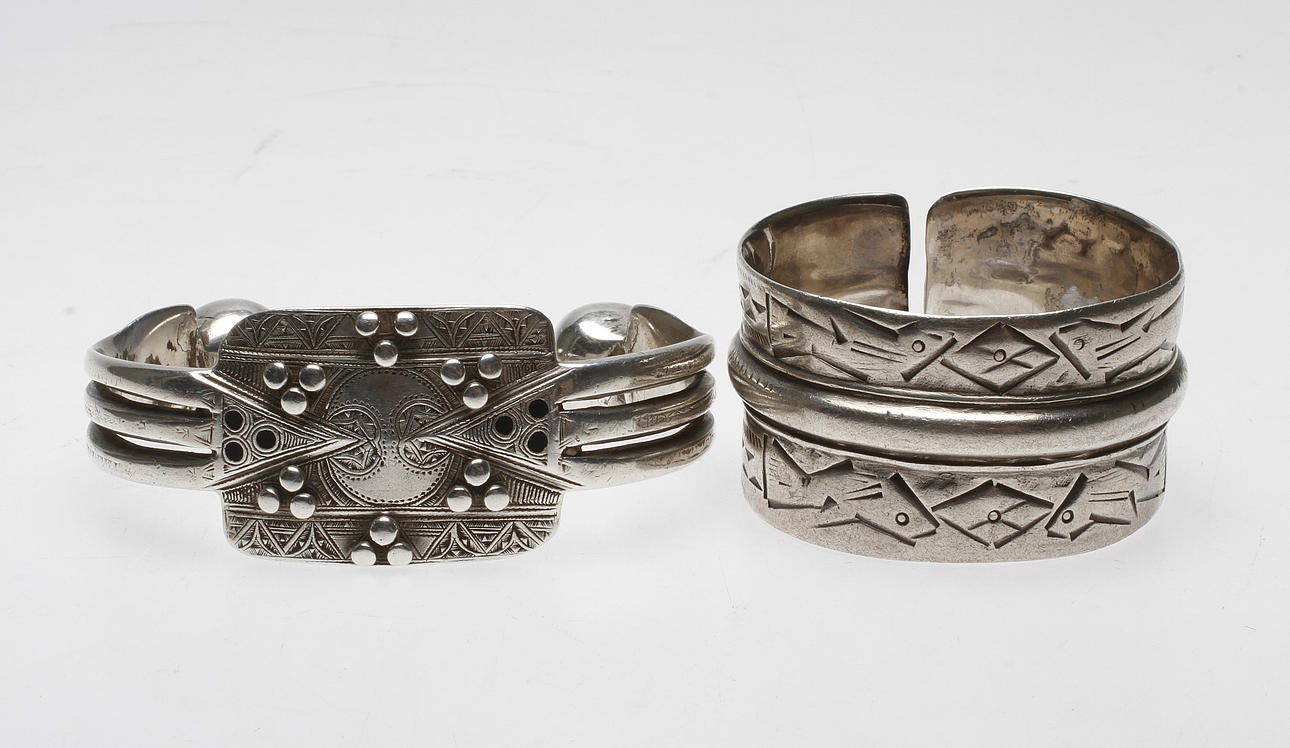 ARMBAND, 2 st, silver, orientaliska, vikt ca 375 gram.