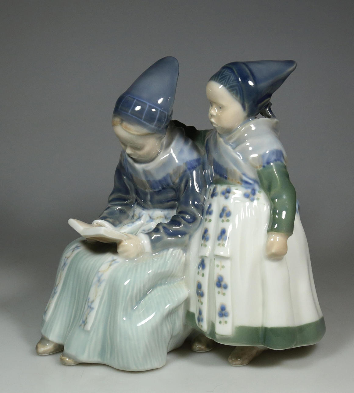 LOTTE BENTER. PORSLIN STATYETT ”FLICKA LÄSNING”, ROYAL COPENHAGEN.