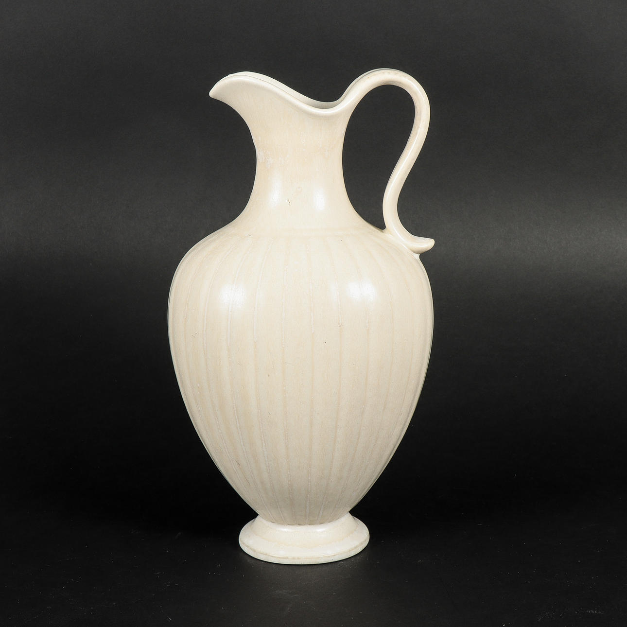 GUNNAR NYLUND. Una jarra, de gres de Rörstrand.