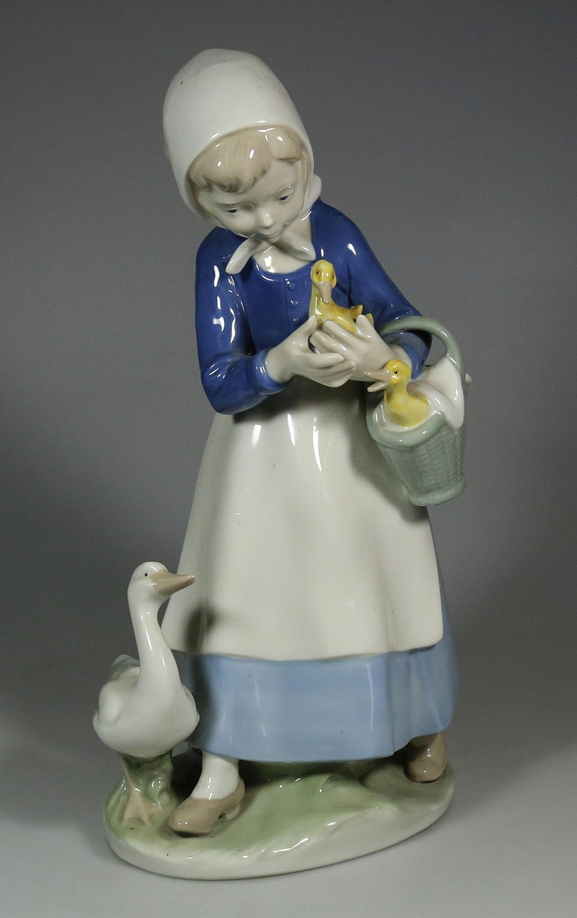 PORZELLANFIGUR ''GÄNSEMAGD''.