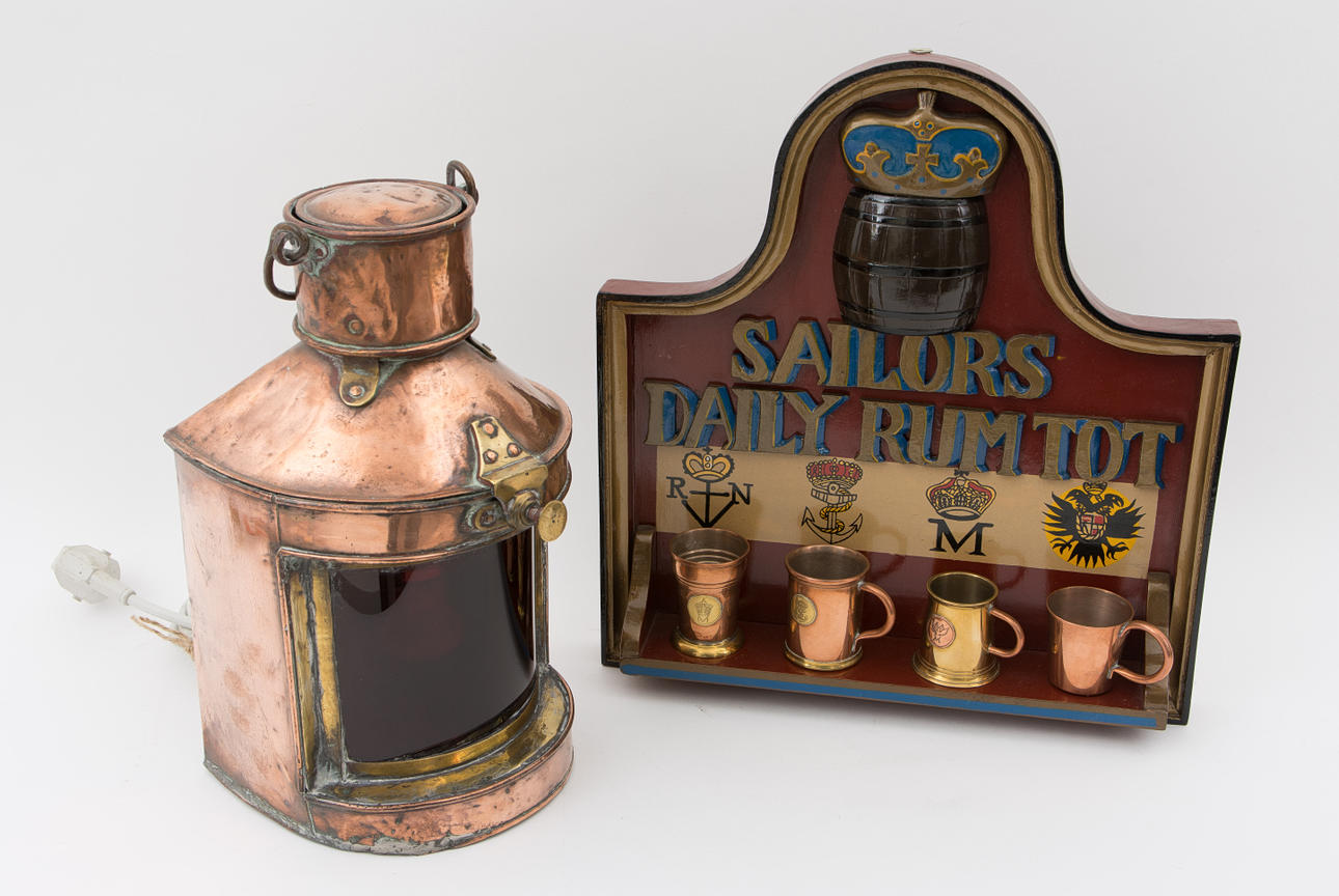 SHIP LAMP, koppar och mässing, + SAILORS DAILY RUM TOT, träram.
