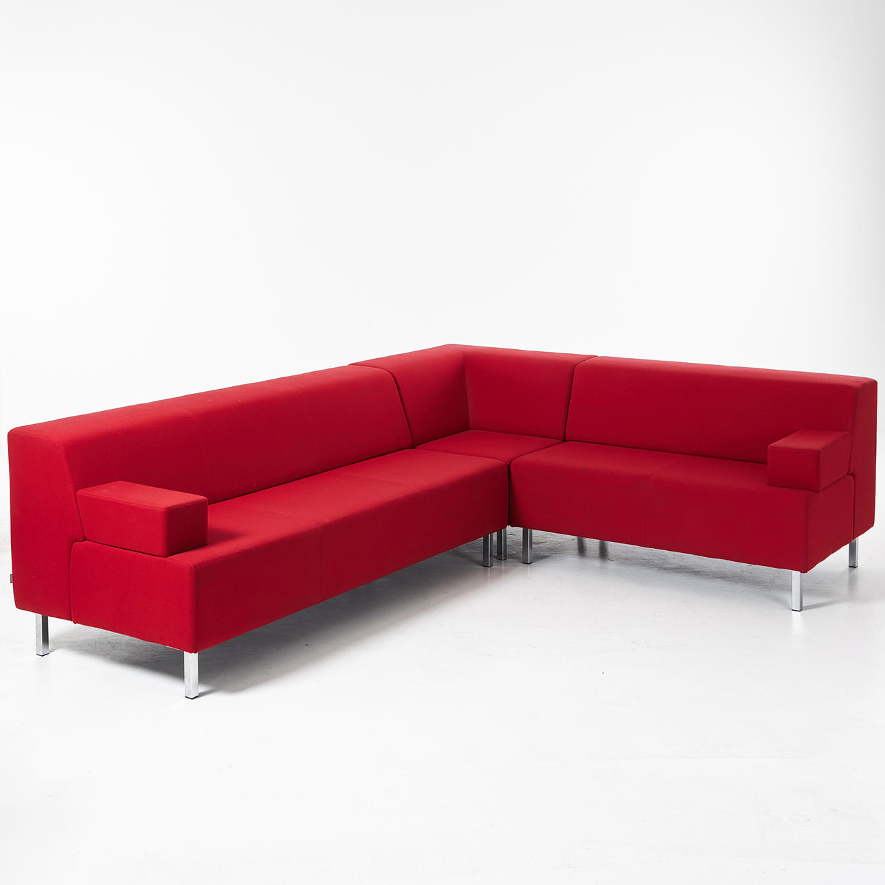 ALEXANDER LERVIK. Sofa, 3 moduler, „U-sit 80", Johanson Design, Markaryd, ben i forkromet metal, rød tekstilbetræk.