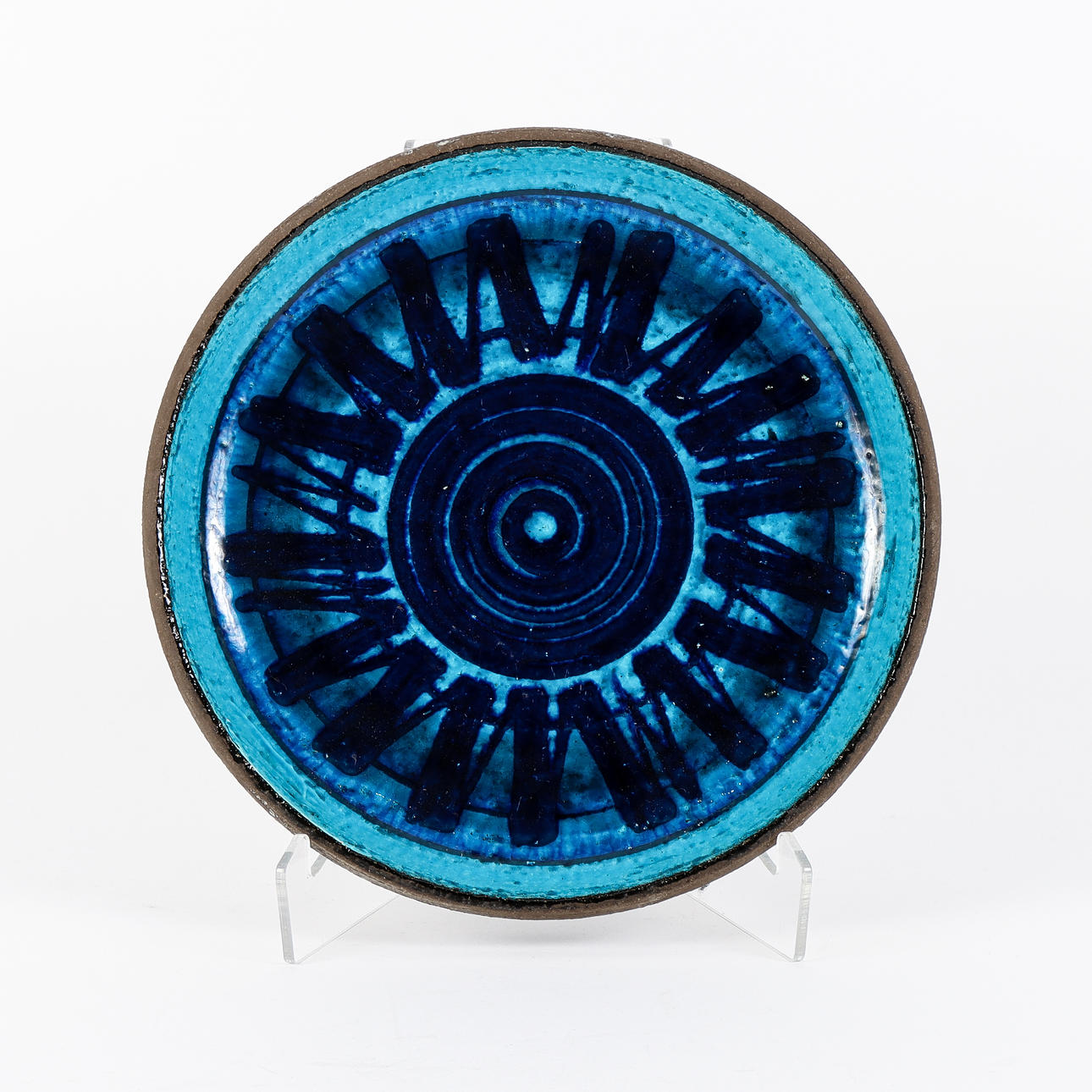 INGER PERSSON. Un plato de gres de Rörstrand.