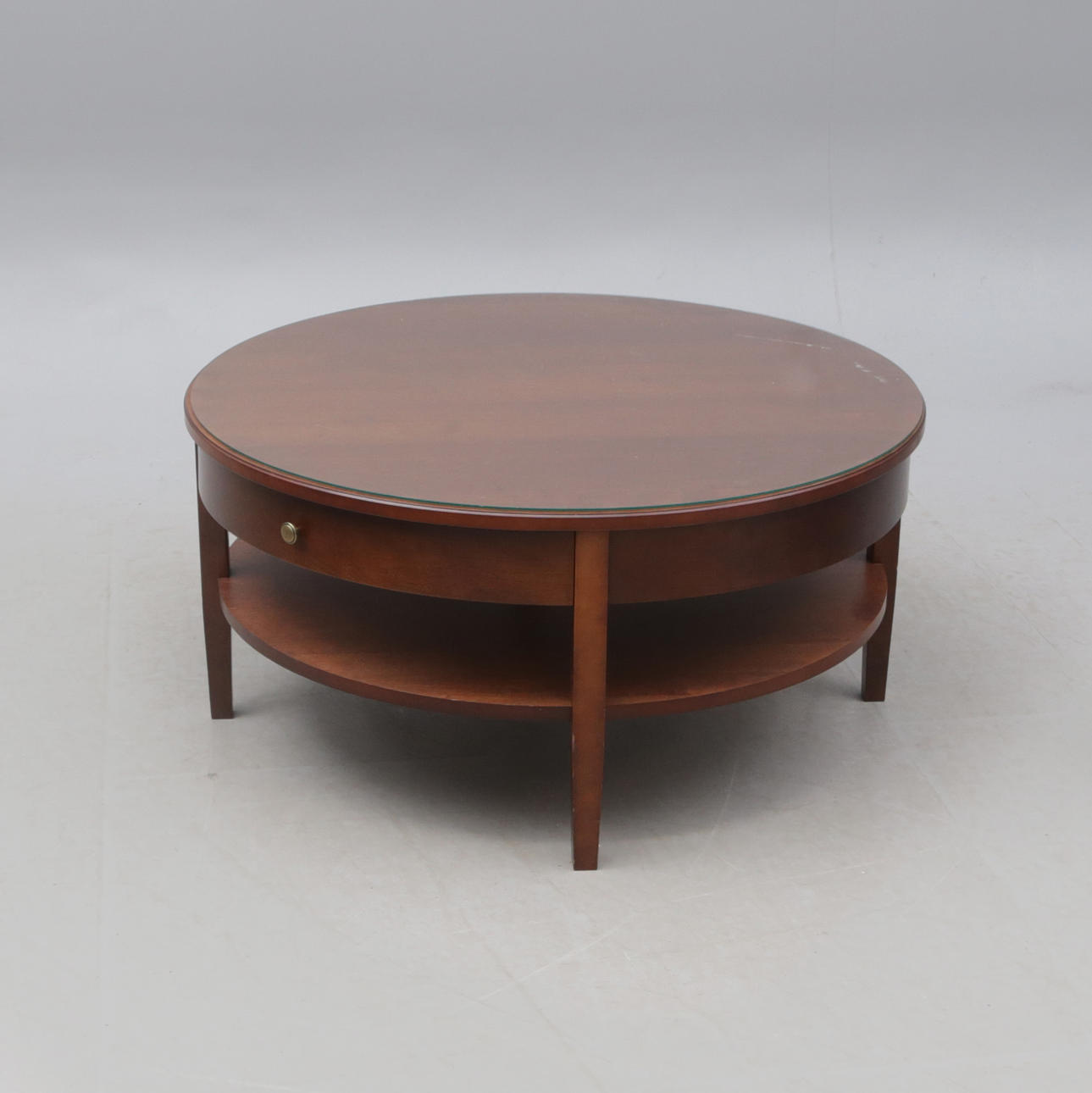 COUCHTISCH, mit Schubladen aus Sarg, Holz, mit Glasplatte.