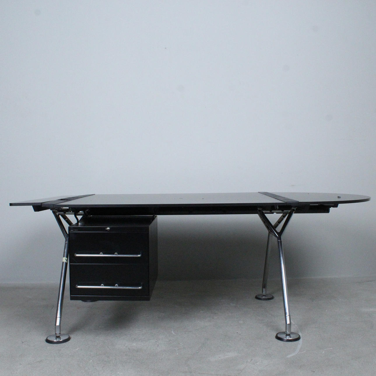 NORMAN FOSTER. für Tecno, schwarzer Schreibtisch, Modell 'Nomos'.
