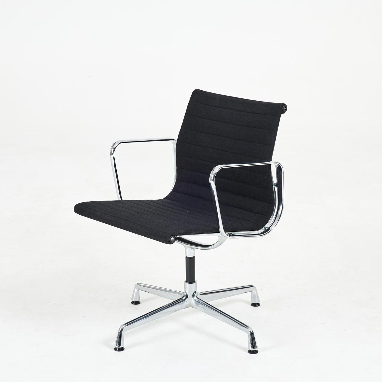 CHARLES & RAY EAMES. Vitra/Herman Miller, Skrivebordsstol „EA 108", aluminium, polstring i sort tekstil, etisk forsvarlig.
