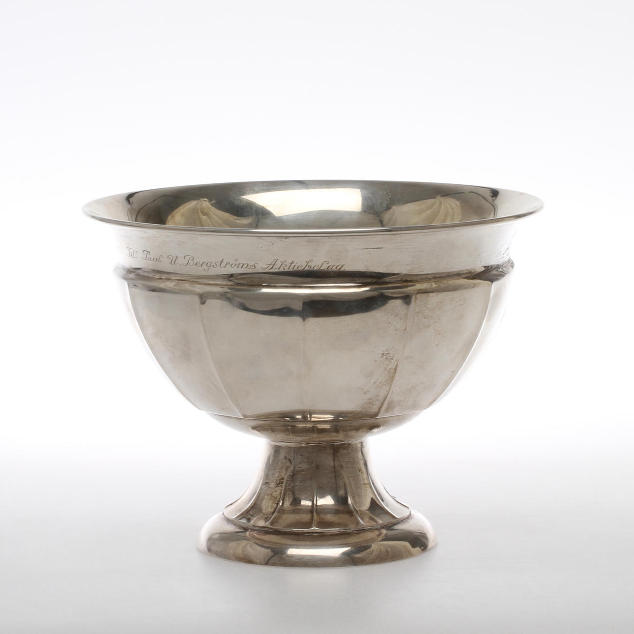 PRISSKÅL, silver, för 2:a pris i skyltfönstertävlan under Drottningsgatans Julmarknad 1923, given till P.U.B.