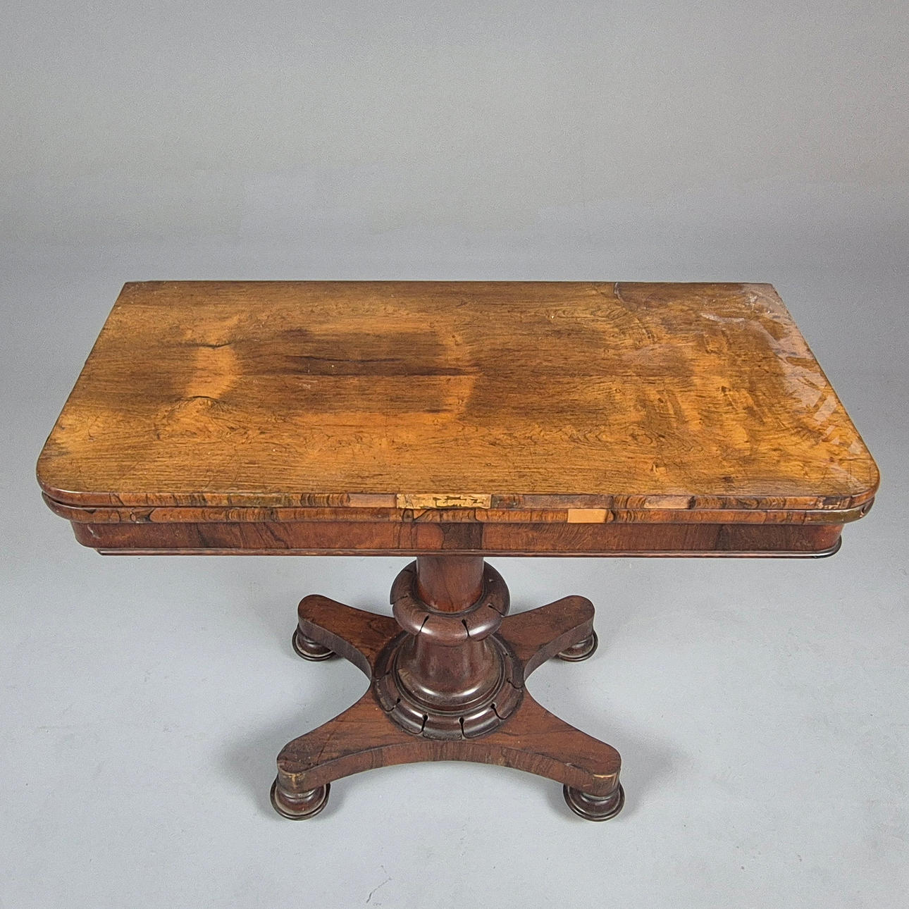 A WILLIAM IV ROSEWOOD CARD TABLE.