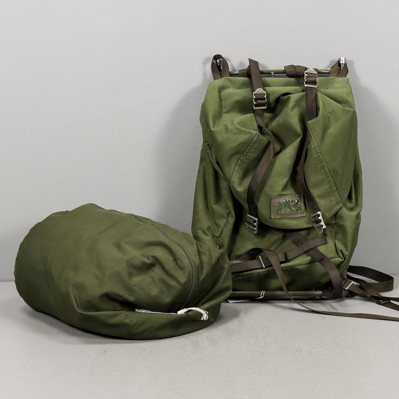 EQUIPO MILITAR DE LA DÉCADA DE 1980.