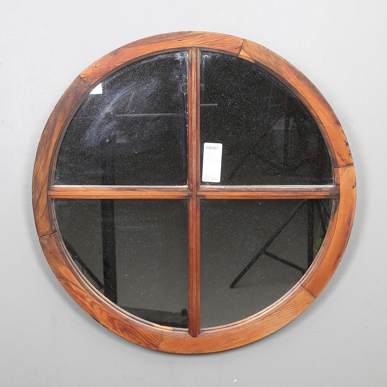 SPEGEL, furu, sannolikt omarbetat äldre fönster. 1900-tal.