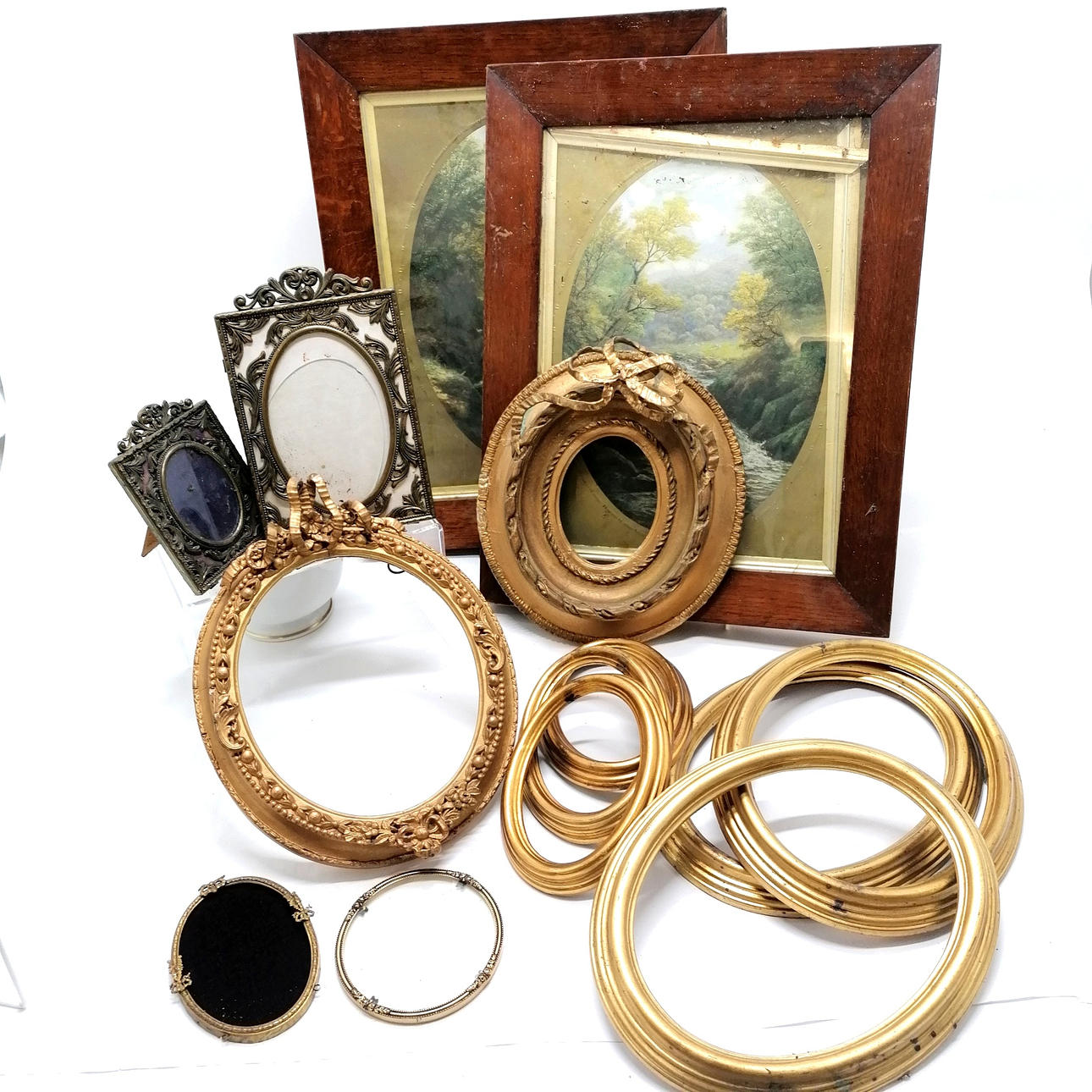 QTY OF MOSTLY OVAL PICTURE FRAMES.