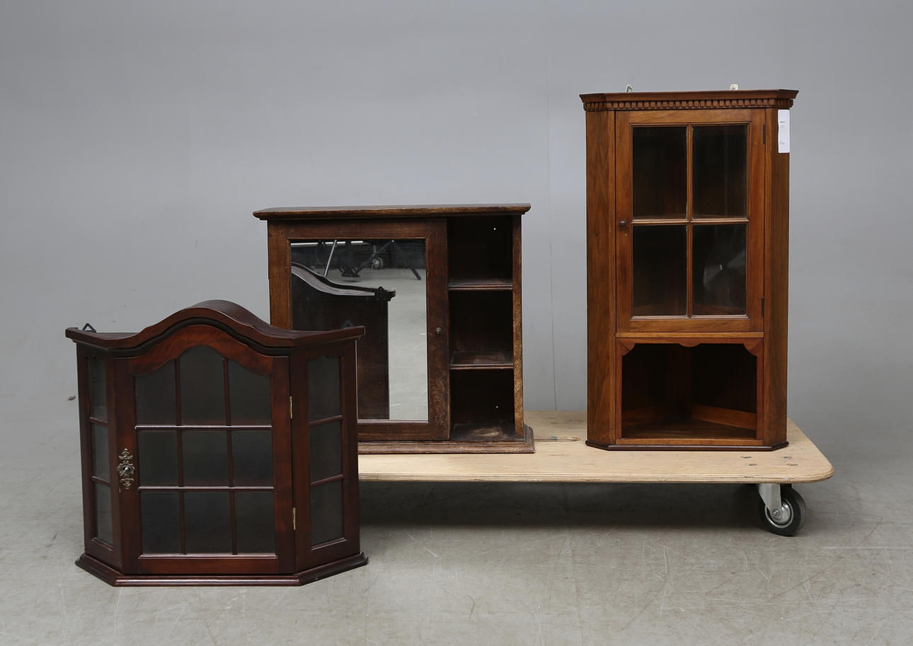 VÄGGSKÅP, 3 delar, 1900-tal.