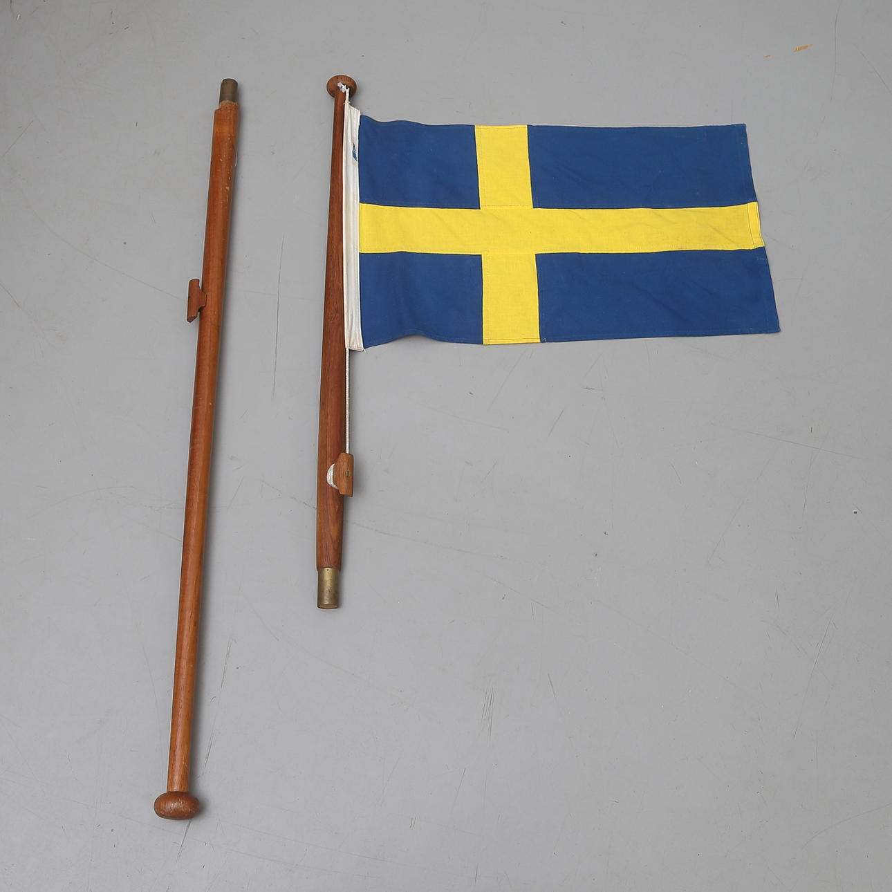 BÅTFLAGGA, samt 2 stänger, teak, 1900-tal.