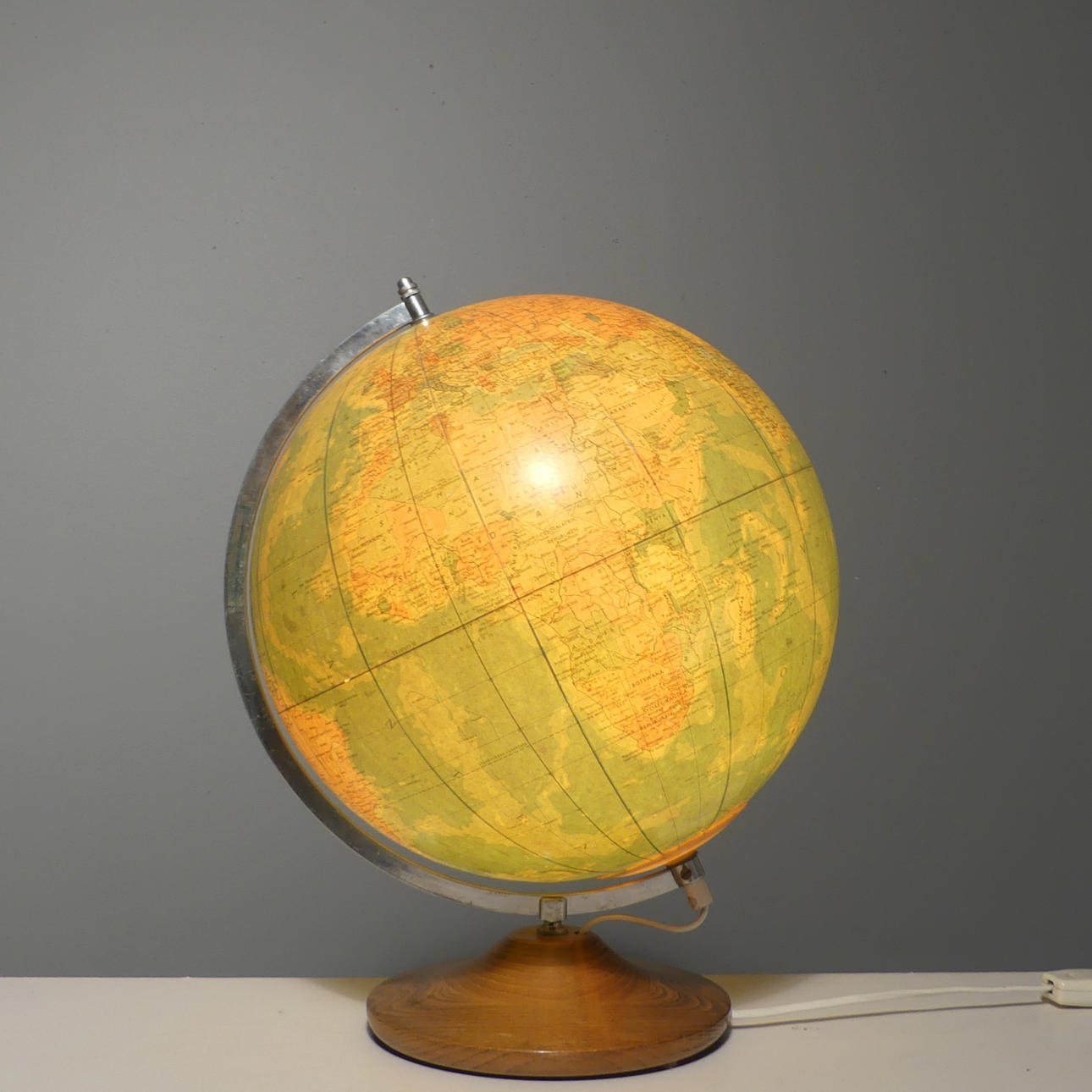 GLOBE with lighting, Räths Politika.