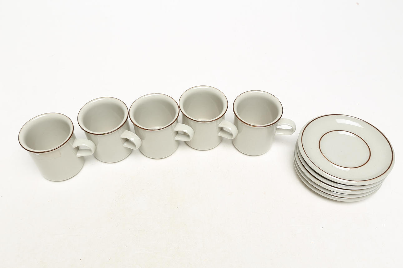 Ein Set von 5 Tassen mit Untertassen, Arabia.