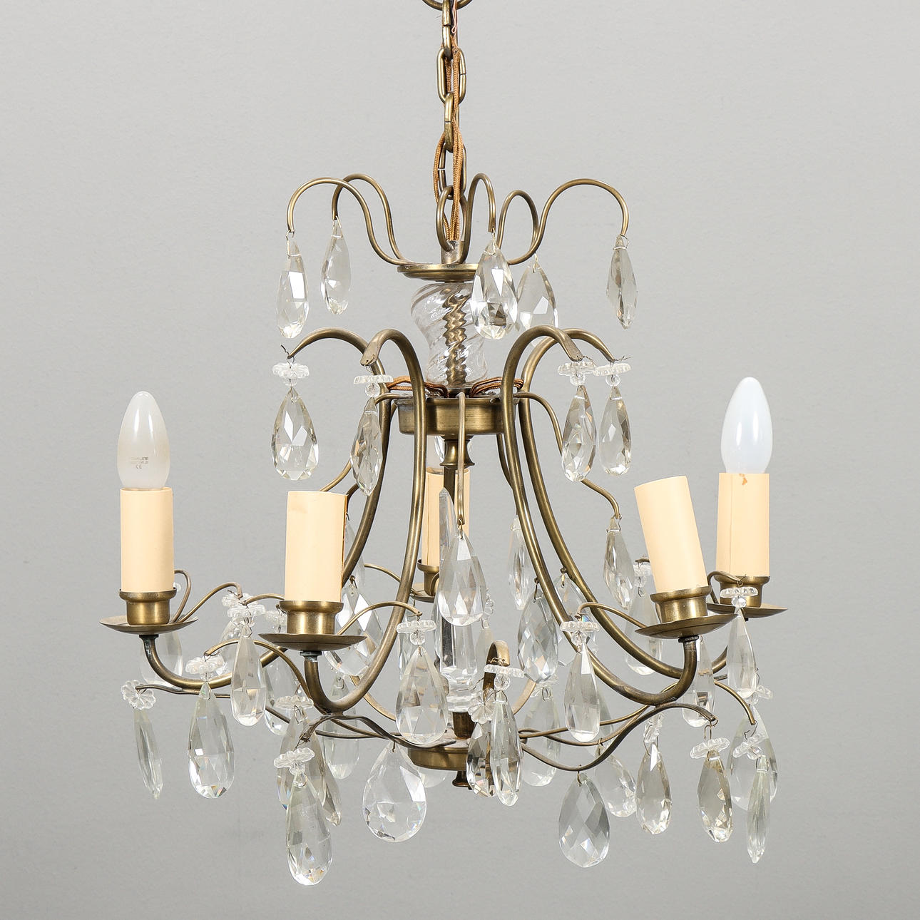 CHANDELIER with prisms.