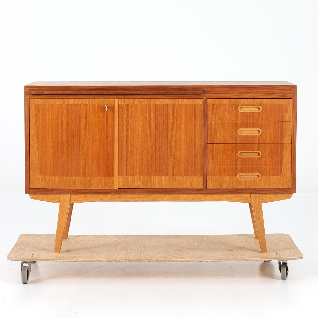 SIDEBOARD, ljus och mörk teak. 1950/60-tal.
