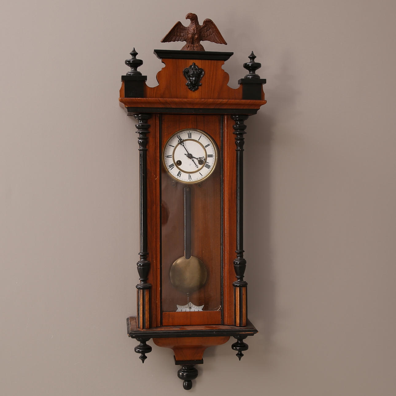 VÄGGUR, träfodral, Junghans, örn på krönet, 18-/1900-tal.