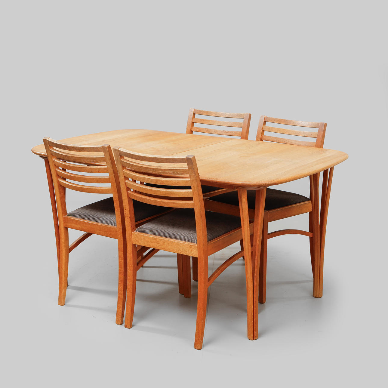 SPISEBORD „TIMELESS“, Haslev Möbelsnedkeri, Danmark og STOLE, 4 stk.