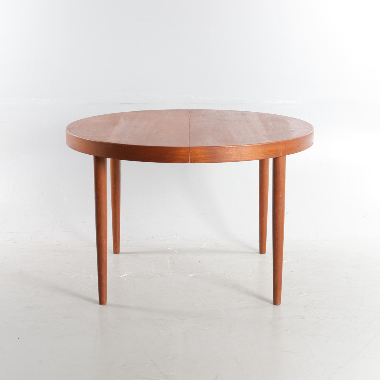 VILLY SCHOU ANDERSEN. Circular teak dining table, plate with pull-out. Performed at Schou Andersen, 1960s.