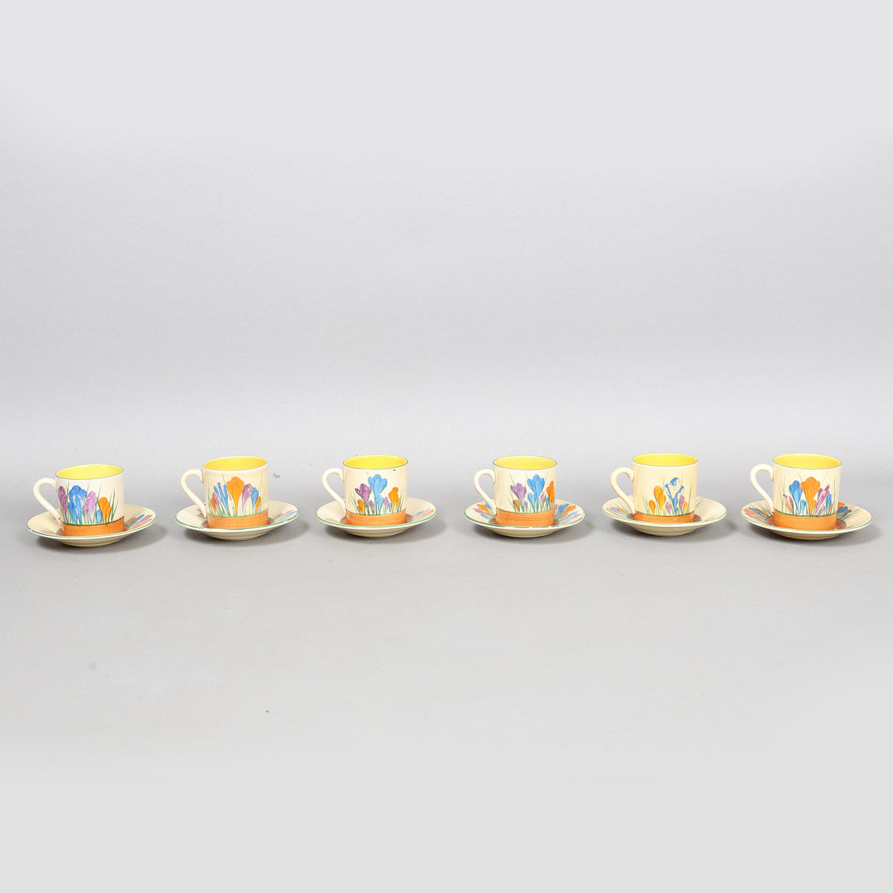 SEKS CLARICE CLIFF BIZARRE CROCUS KAFFEKOPPER MED UNDERKOPPER (12).