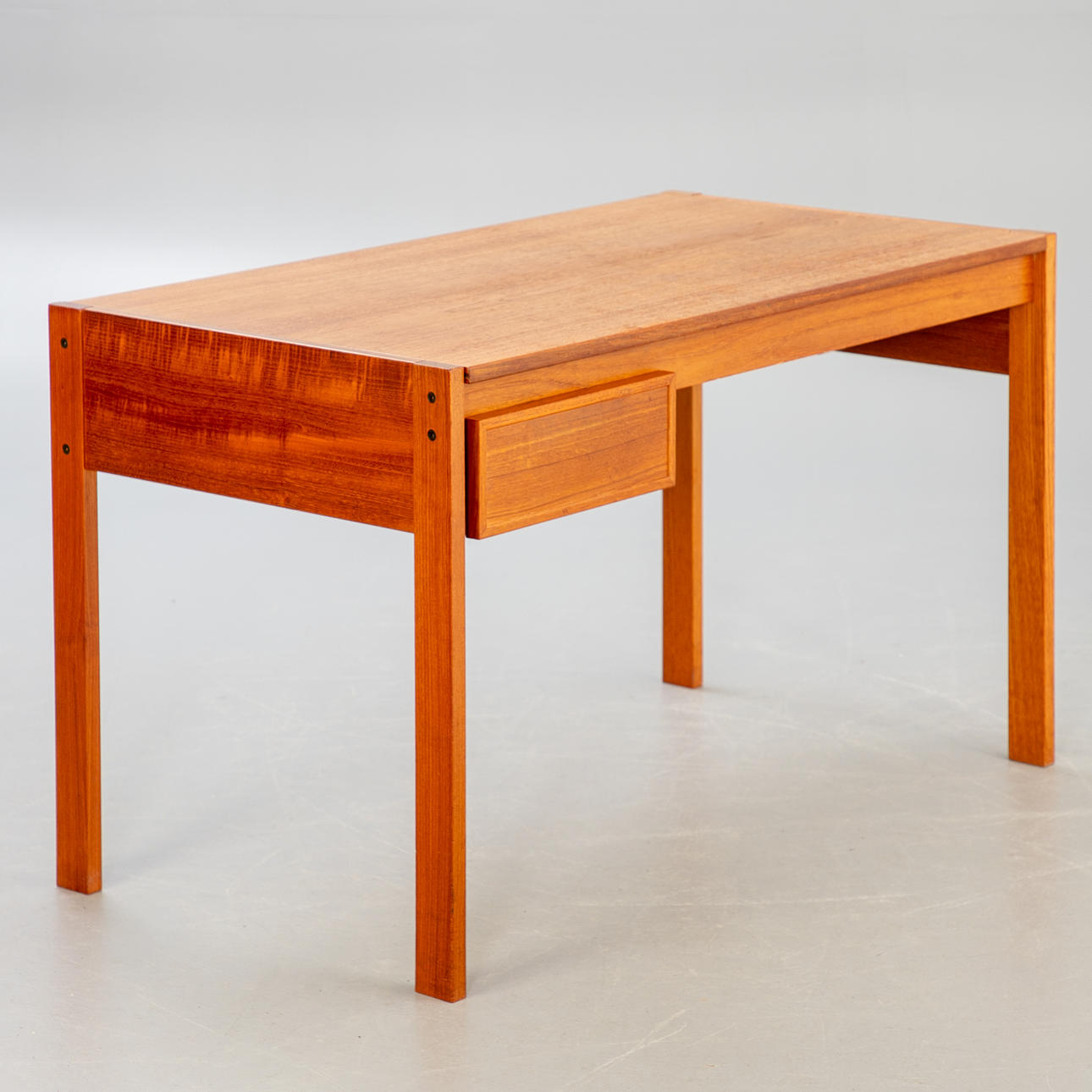 Escritorio de teca, 2. 2ª mitad del 20 Jh.