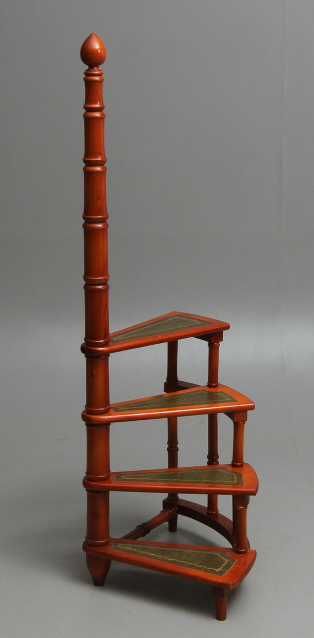 BIBLIOTEKSSTEGE, engelsk stil, 1900-tal.