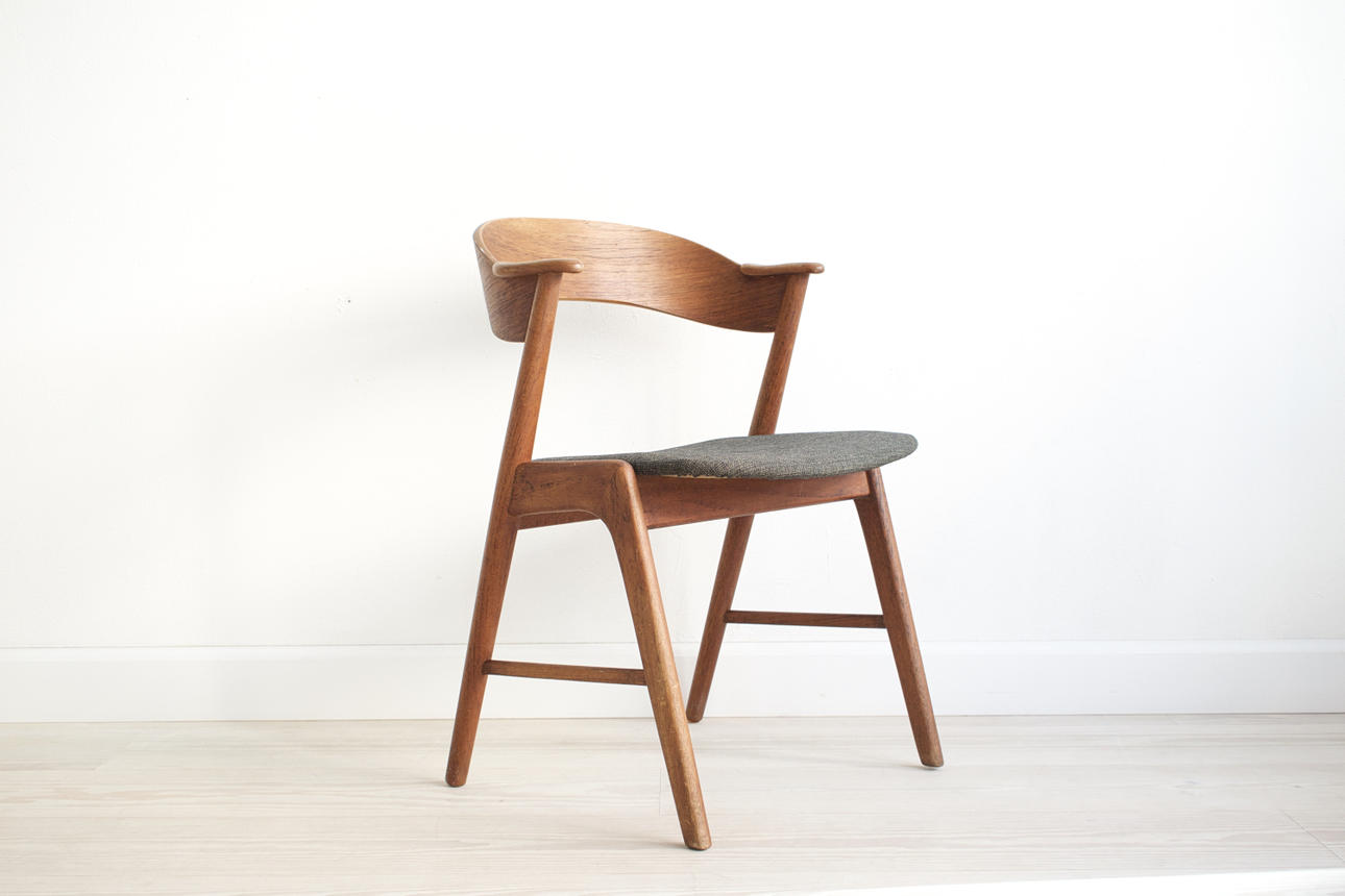 KAI KRISTIANSEN. Nail Chair i teak med grå klädsel sits, omkring 1950-talet.