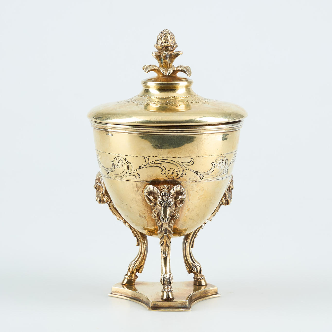 SKÅL MED LÅG, forgyldt sølv, sovjetiske kontrolstempler.