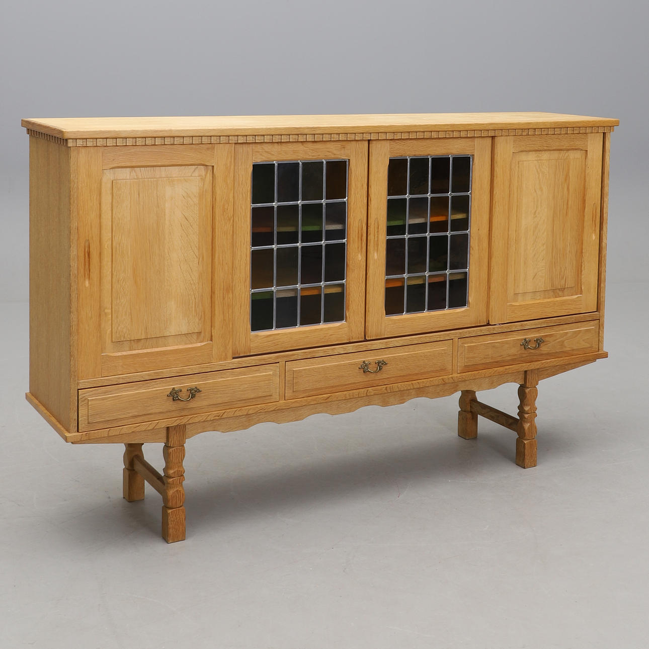 Et skab med vitrinetui, Henning Kjaernulfs stil, Danmark.