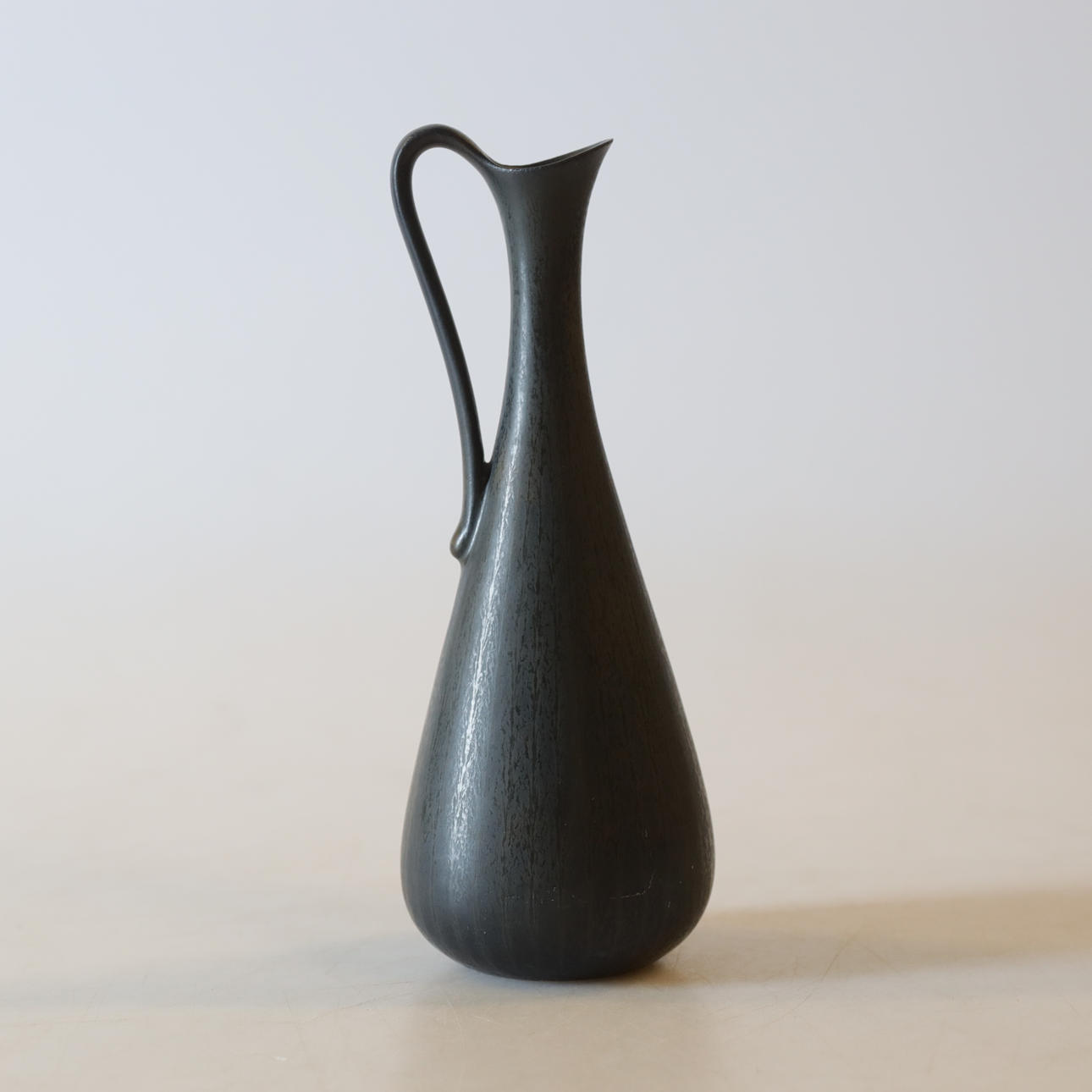 GUNNAR NYLUND. Un jarrón de gres, Rörstrand, firmado.