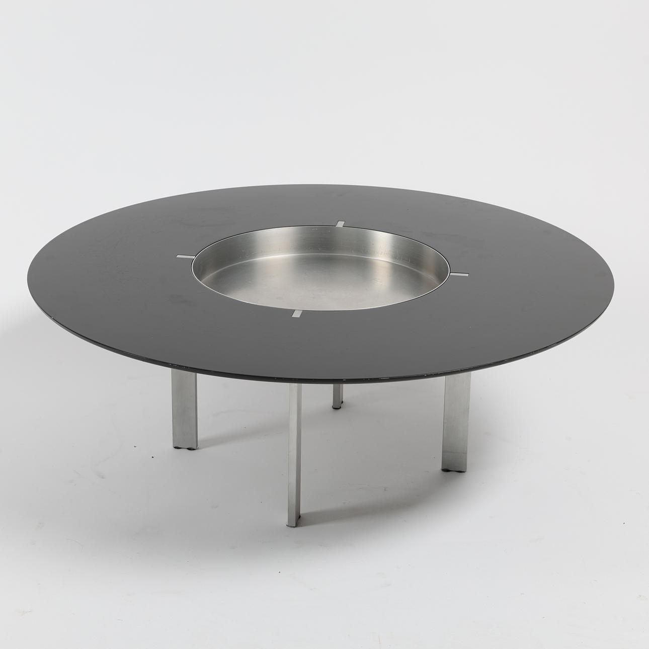 RIKKE RÜTZOU ARNVED. Kaffeetisch, „Circle 9040", Askman, Dänemark.